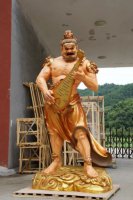 天王雕塑-户外景区大型仿真人物景观玻璃钢喷金烤漆手拿琵琶的天王雕塑