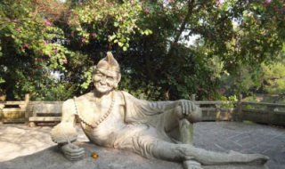 济公雕塑-公园景区活道理是石雕的躺着地面的济公雕塑