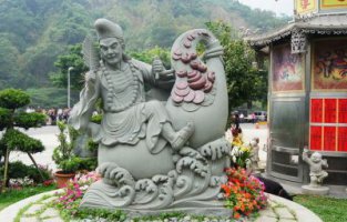 济公雕塑-户外花园大型仿真人物大理石石雕坐在葫芦上的济公雕塑