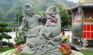 济公雕塑-户外花园大型仿真人物大理石石雕坐在葫芦上的济公雕塑